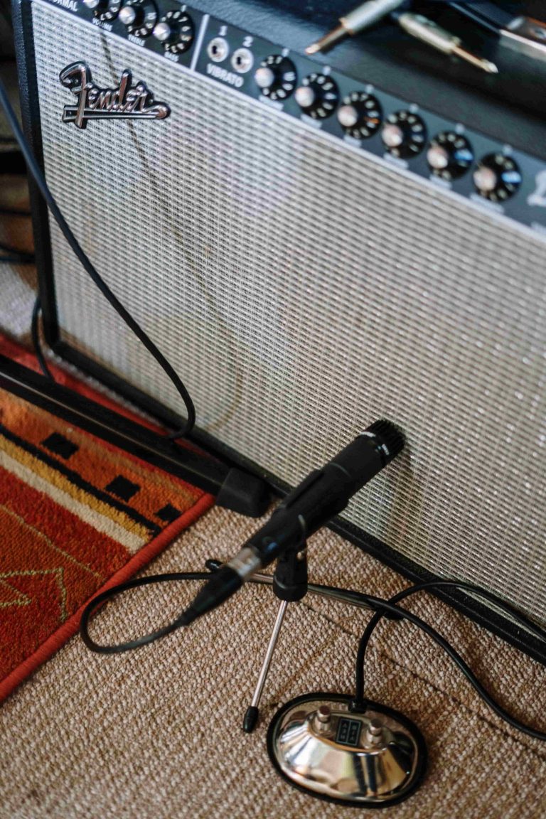 Bild eines Mikrofons vor einem Gitarrenverstärker.